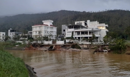 Bán đảo Sơn Trà bị sạt lở nặng sau mưa lũ, nhiều con đường bị nứt toác