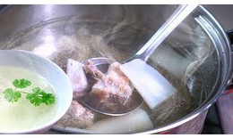 Chuyên gia dinh dưỡng chỉ ra sai lầm khi ăn dặm khiến trẻ còi xương và chậm lớn