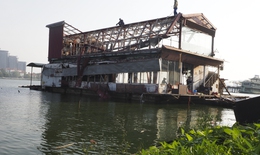 Cận cảnh công nhân hối hả tháo dỡ phần mái du thuyền ở Hồ Tây