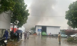 Cháy dữ dội tại khu xưởng gần chợ ở Hà Đông, một bảo vệ tử vong