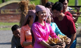 Thích thú lễ hội 'đút cốm dẹp' của đồng bào Khmer