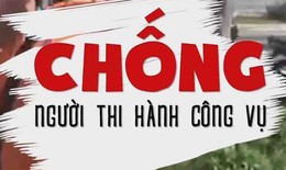 Đối tượng không đội mũ bảo hiểm, dí thuốc lá đang cháy vào mặt công an