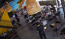 Tạm đình chỉ công tác một Phó phòng ở Đà Nẵng ném tiền trong quán ăn