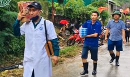 Cảm động hình ảnh các 'thiên thần áo trắng' lăn xả ứng cứu bà con vùng lũ Kỳ Sơn, Nghệ An