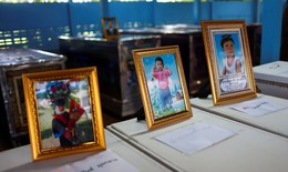 Những hình ảnh rơi lệ tại lễ tưởng niệm nạn nhân thiệt mạng trong vụ thảm sát ở Thái Lan