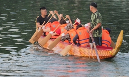 Hơn 500 người bơi chải thuyền rồng ở Hồ T&#226;y