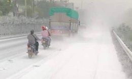 Nguy&#234;n nh&#226;n bụi phủ k&#237;n đường, m&#249; mịt như &#39;băng tuyết&#39; tr&#234;n Quốc lộ 5