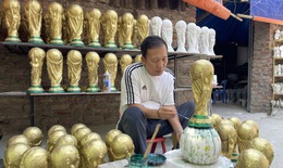 Thích thú với 'cúp vàng World Cup' giữa làng nghề Hà Nội