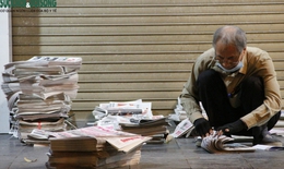 'Ngắm nghía' những sạp báo giấy, nơi lưu giữ văn hóa Hà Nội xưa