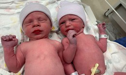 Kỳ diệu cặp song sinh ra đời từ phôi thai đông lạnh cách đây 30 năm