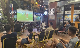 Nhà hàng, quán cà phê lắp máy chiếu lớn hút khách mùa World Cup 2022