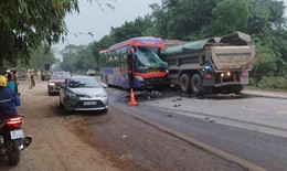 Tai nạn liên hoàn giữa xe khách, xe tải và xe máy khiến 2 người tử vong