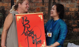 Du khách nước ngoài háo hức xin chữ tại triển lãm thư pháp Việt