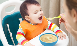 Trẻ dưới 1 tuổi khi ăn dặm: Những điều cần lưu ý để tránh gây hại