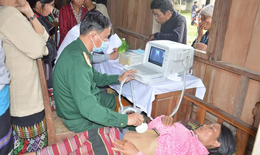 Quảng Nam: Tặng quà, khám bệnh cấp thuốc cho nhân dân các bộ tộc Lào