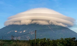 Cận cảnh mây thấu kính kỳ thú cực hiếm gặp ‘vờn’ đỉnh núi Bà Đen