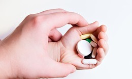 Cảnh báo gia tăng số ca phơi nhiễm thuốc trị ho ở trẻ