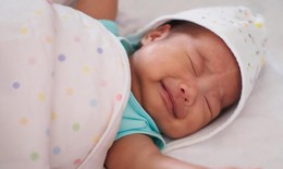Con vặn mình đỏ mặt, ngủ không sâu giấc: mẹ phải làm sao?