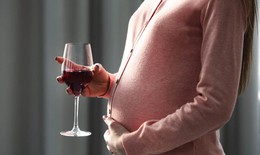 Uống rượu khi mang thai c&#243; thể l&#224;m thay đổi cấu tr&#250;c n&#227;o của em b&#233;