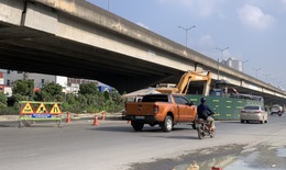 'Mở lối' rào chắn thi công gây ùn tắc giao thông trên đường Nguyễn Xiển
