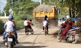 Học sinh H&#224; Nội &#39;nơm nớp lo sợ&#39; trước cảnh h&#224;ng trăm xe tải hạng nặng chạy k&#237;n đường