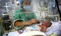 Kỳ diệu: Cứu sống bé sơ sinh tím tái, ngừng tim do 'đẻ rơi' trong nhà vệ sinh bệnh viện