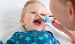 Hướng dẫn d&#249;ng thuốc nhỏ mũi cho trẻ em