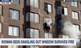 Thót tim giải cứu người phụ nữ suýt rơi từ tầng 20 do cháy chung cư