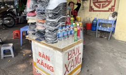 Hà Nội: Quán trà đá, tạp hoá tranh thủ bán xăng lẻ 'kiếm thêm'