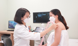 Liệt đột ngột vai trái do thói quen bế con một bên thường xuyên