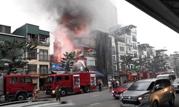 Đám cháy bùng lên dữ dội trên nóc nhà 4 tầng ở Minh Khai