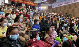 Hơn 2.500 phần quà giáng sinh ấm áp tặng các bệnh nhi