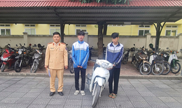 Phạt 2 thiếu niên bốc đầu xe máy còn lên mạng khoe "Chờ iu chiu"