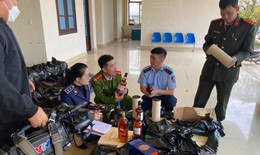 Lợi dụng xe thư báo chở hơn 2.000 chai rượu ngoại nhập lậu đi tiêu thụ