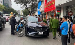 Làm rõ việc tài xế ép ô tô khác, rút vật nghi là súng đe dọa gây náo loạn tuyến phố
