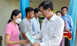 Phó Tổng Giám đốc Đào Việt Ánh trao tặng sổ BHXH, thẻ BHYT cho người dân khó khăn ở Trà Vinh, Sóc Trăng

