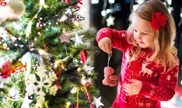 Trang trí nhà cửa sớm đón Giáng sinh và lễ hội cuối năm giúp con người hạnh phúc hơn