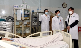 Thứ trưởng Bộ Y tế l&#224;m việc với bệnh viện v&#224; trường y tr&#234;n địa b&#224;n tỉnh Nghệ An