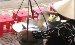 Người bán hàng rong nghi đổ đồ ăn thừa vào nồi để bán bỏ chạy khi có lực lượng kiểm tra