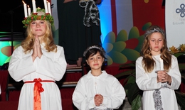 Người dân thủ đô tò mò xem lễ hội ánh sáng của Thụy Điển