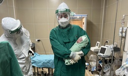 Em bé con sản phụ mắc COVID-19 chào đời khỏe mạnh đêm giao thừa Tết Nhâm Dần
