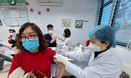 Chiều 12/2: Còn 10 tỉnh bao phủ mũi 2 vaccine phòng COVID-19 dưới 90%; Cả nước có 47 xã, phường thuộc 'vùng đỏ'