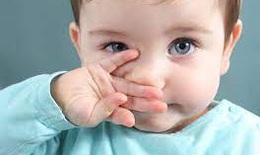 Trẻ sơ sinh bị sổ mũi, ngạt mũi cần xử trí đúng khi thời tiết lạnh