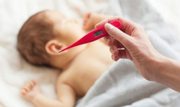 5 sai lầm thường gặp của bố mẹ khi chăm sóc trẻ bị sốt