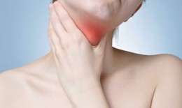 Nuốt đau, khàn tiếng cảnh giác với viêm tuyến giáp mủ