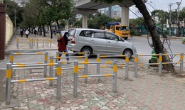 Quây rào sắt vỉa hè Hà Nội làm khó người đi bộ, chuyên gia nói gì?
