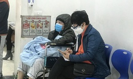 Hà Nội chìm trong rét buốt, người bệnh và người nhà cùng ... mệt