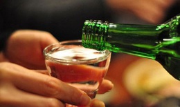 Uống rượu có sát khuẩn họng, ngăn ngừa lây nhiễm COVID-19?