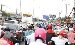 Cửa ng&#245; TP.HCM đ&#244;ng nghịt người quay trở lại l&#224;m việc sau Tết