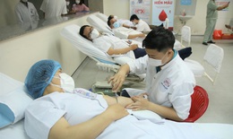 Hàng trăm y, bác sĩ tham gia hiến máu đầu năm mới